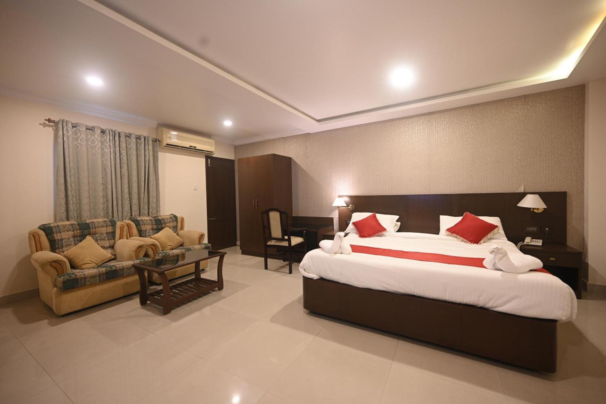 Hotel Bhagavath Gardens Chengannur Bagian luar foto